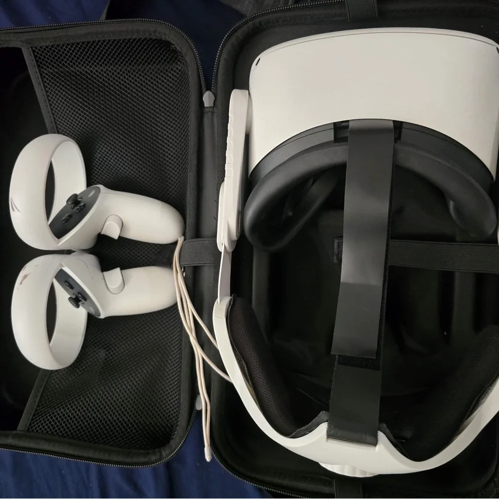 VR Headset with Controllers - White